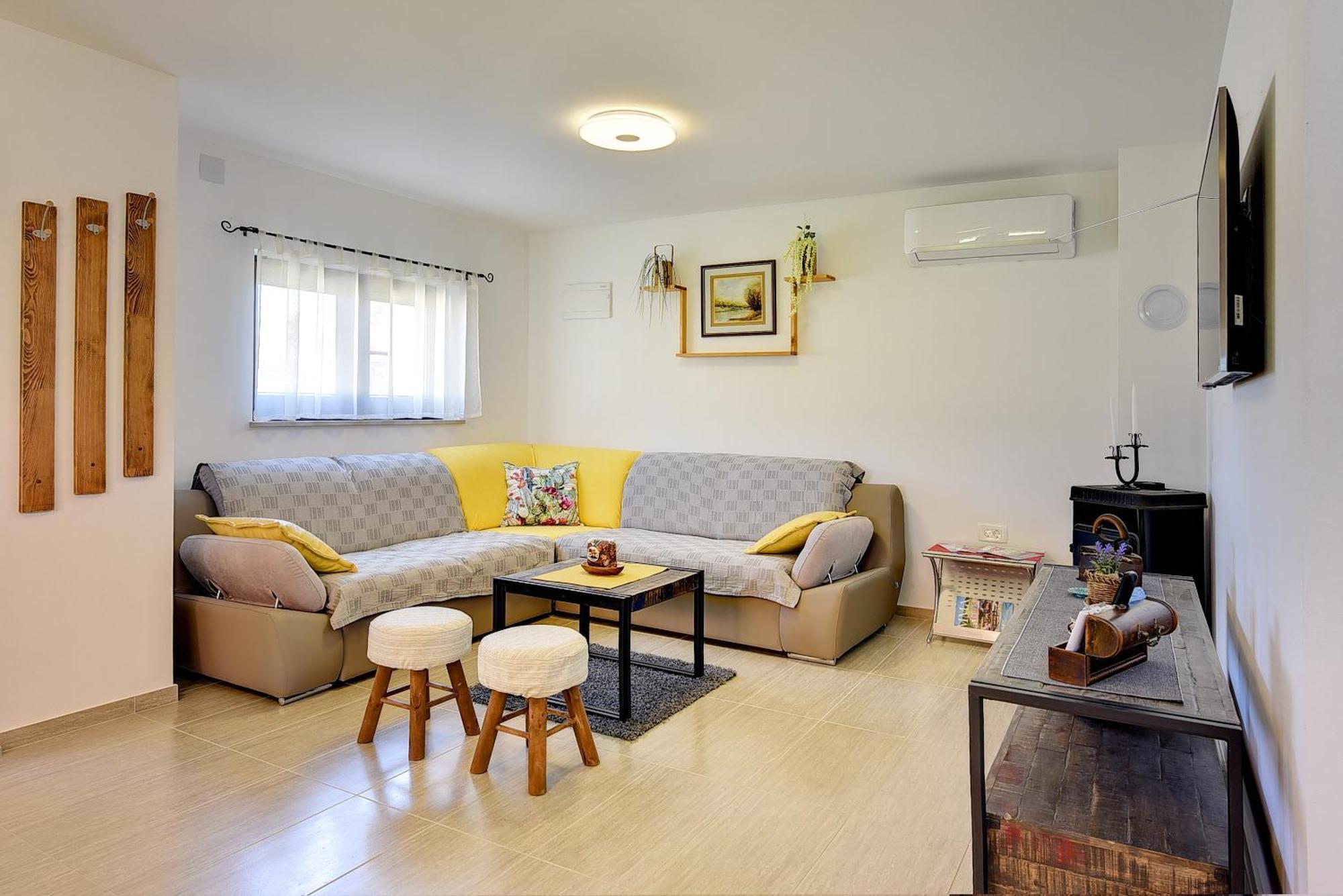 Family Friendly House With A Parking Space - 22738 Pula