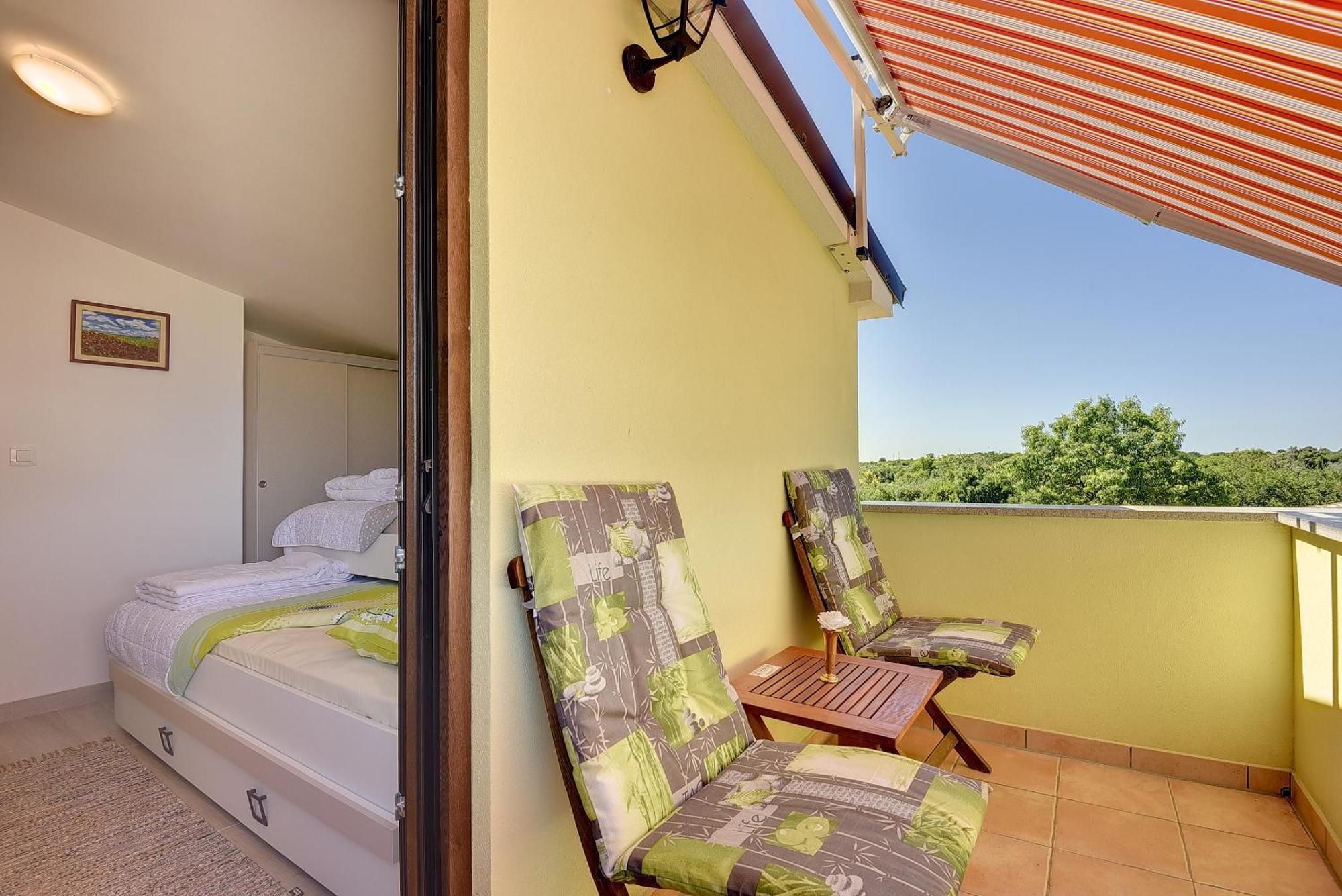 Family Friendly House With A Parking Space - 22738 Vikendica Pula