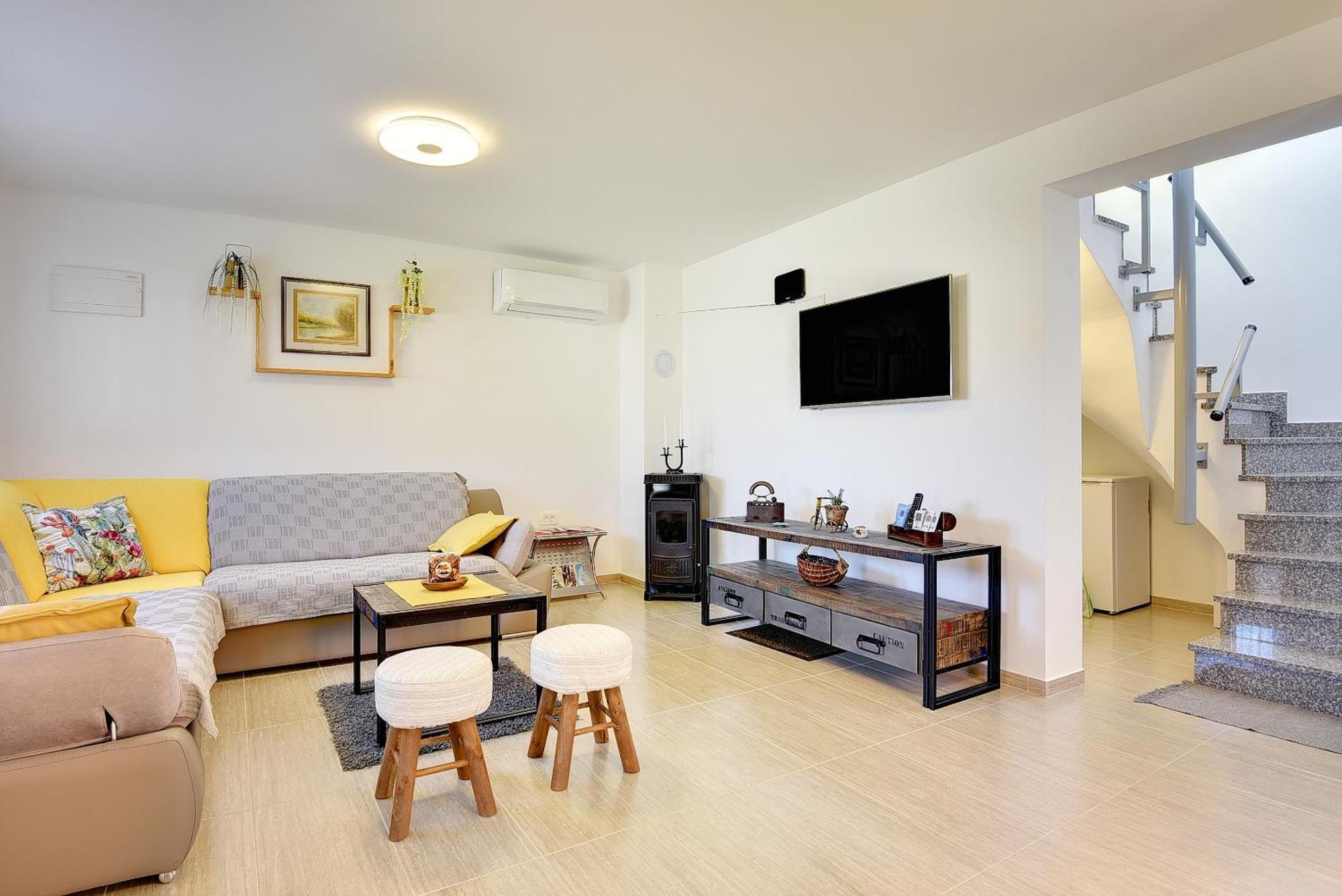 Family Friendly House With A Parking Space - 22738 Ferienhaus